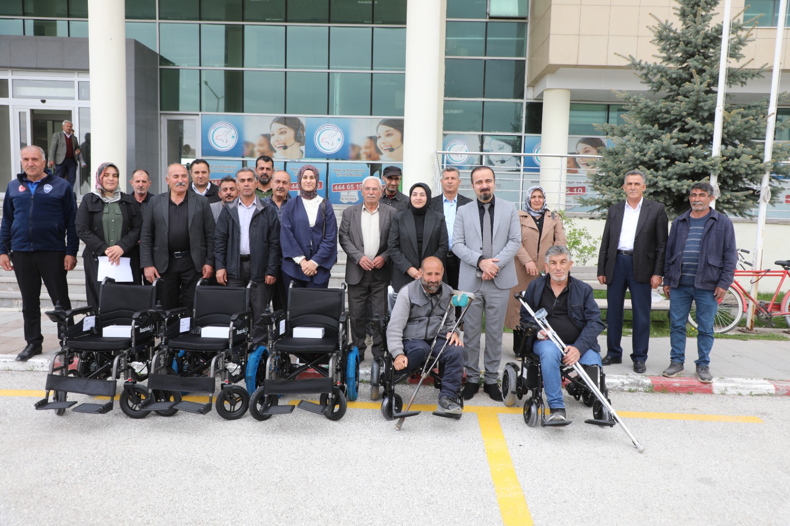 ERCİŞ BELEDİYESİNDEN AKÜLÜ TEKERLEKLİ SANDALYE DESTEĞİ