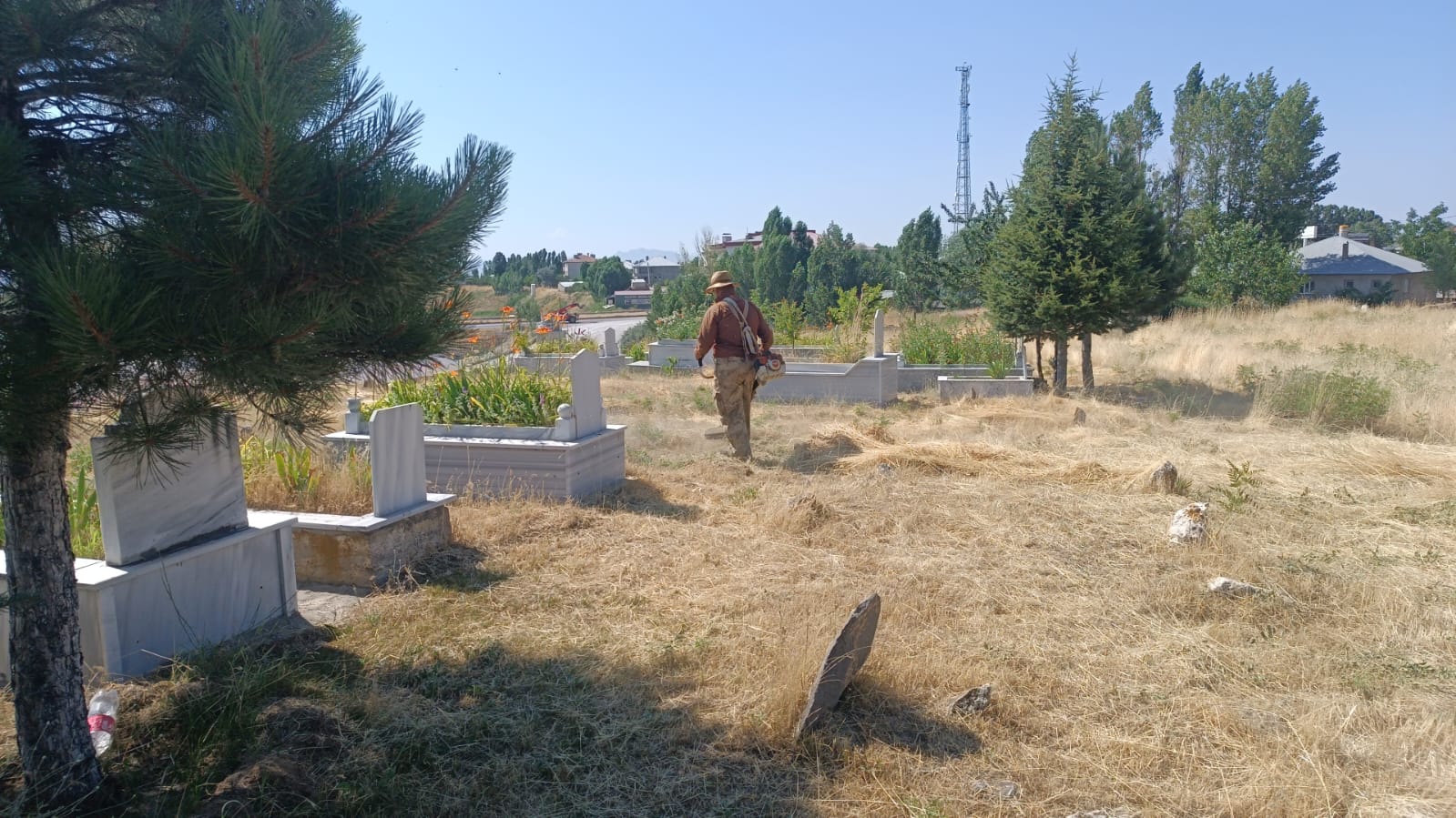 Örene Mahallesi Mezarlığında Ot Biçme Çalışması Gerçekleştirildi