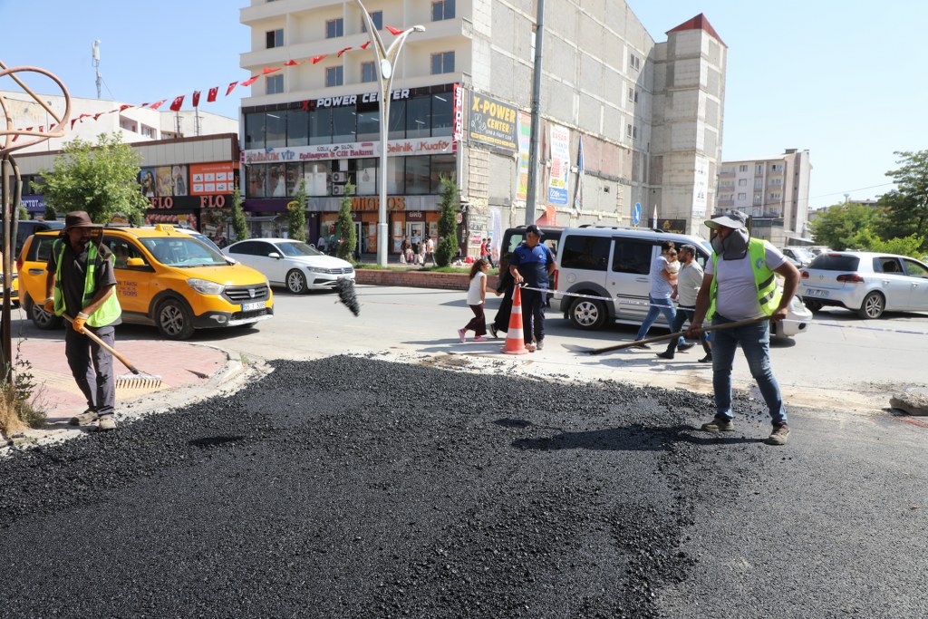 Vanyolu Caddesi Alkoçlar Sokak'ta Asfalt Serim Çalışması Tamamlandı