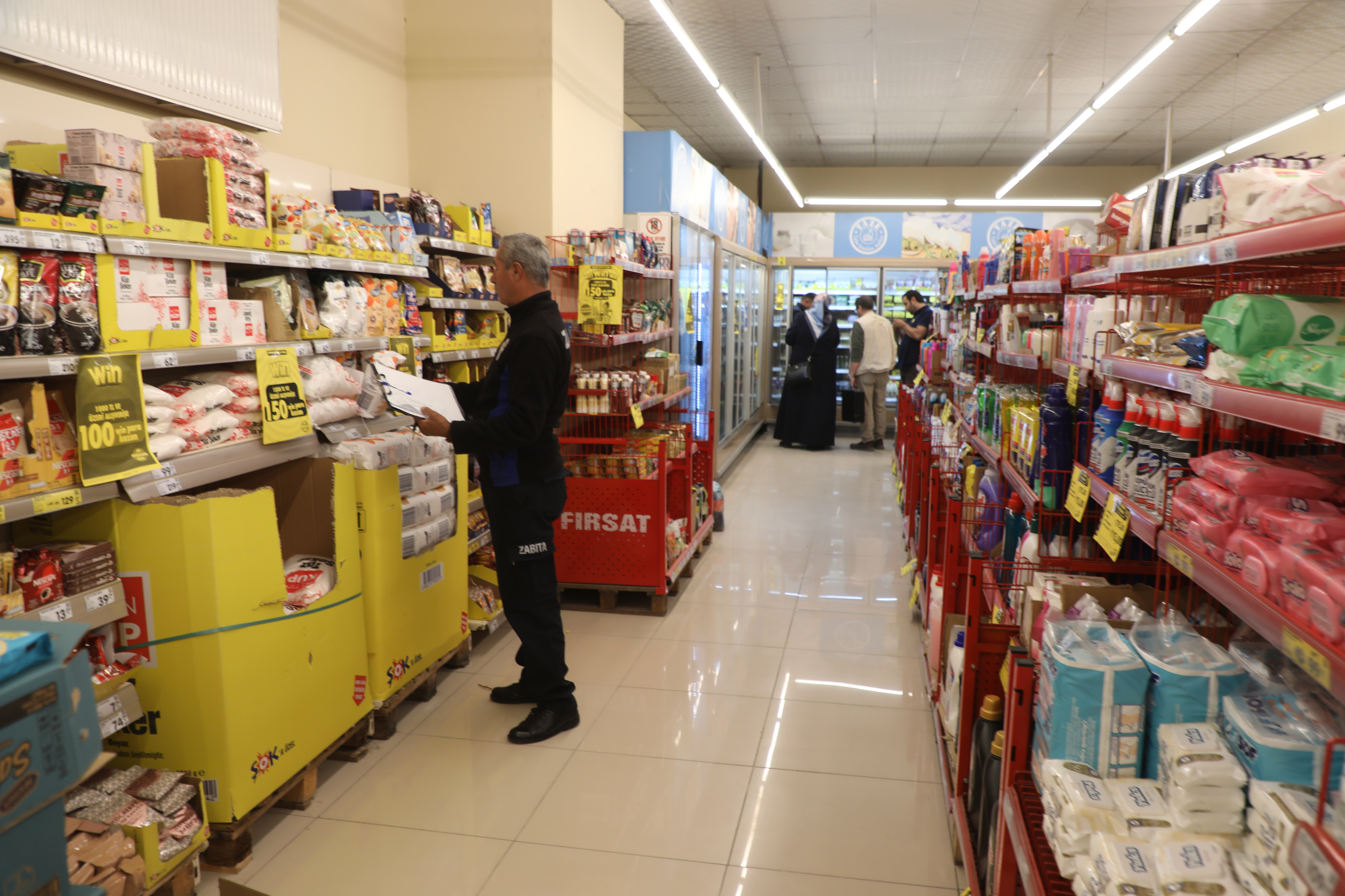 Erciş Belediyesi Zabıta Ekiplerinden Marketlere Sıkı Denetim