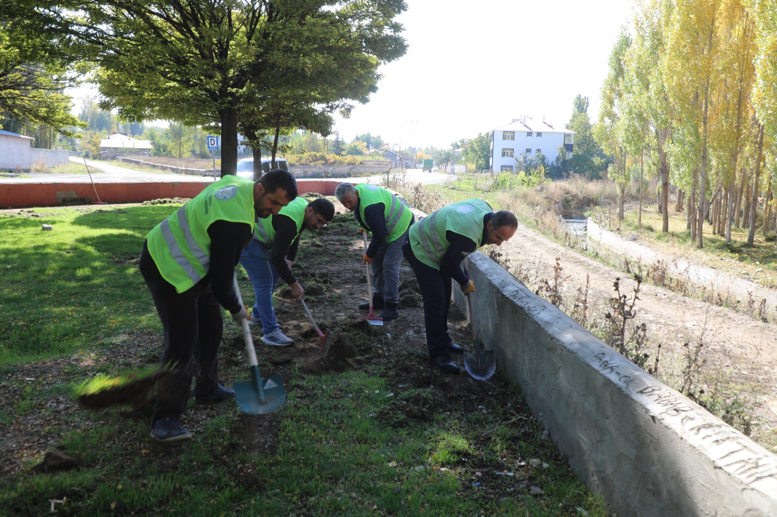 Erciş Belediyesi Çınarlı Mahallesi’nde Park Bakım ve Çevre Temizliği Çalışması Gerçekleştirdi