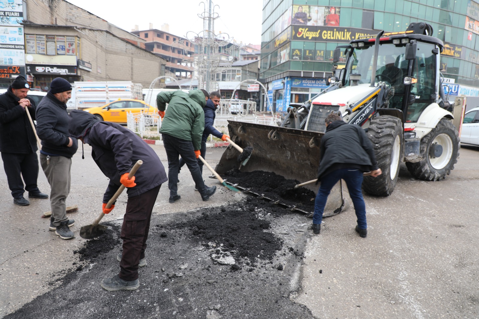 Şaredariya Ercişê Tarafından İlçemizde Asfalt Yama Çalışmaları Gerçekleştiriliyor.