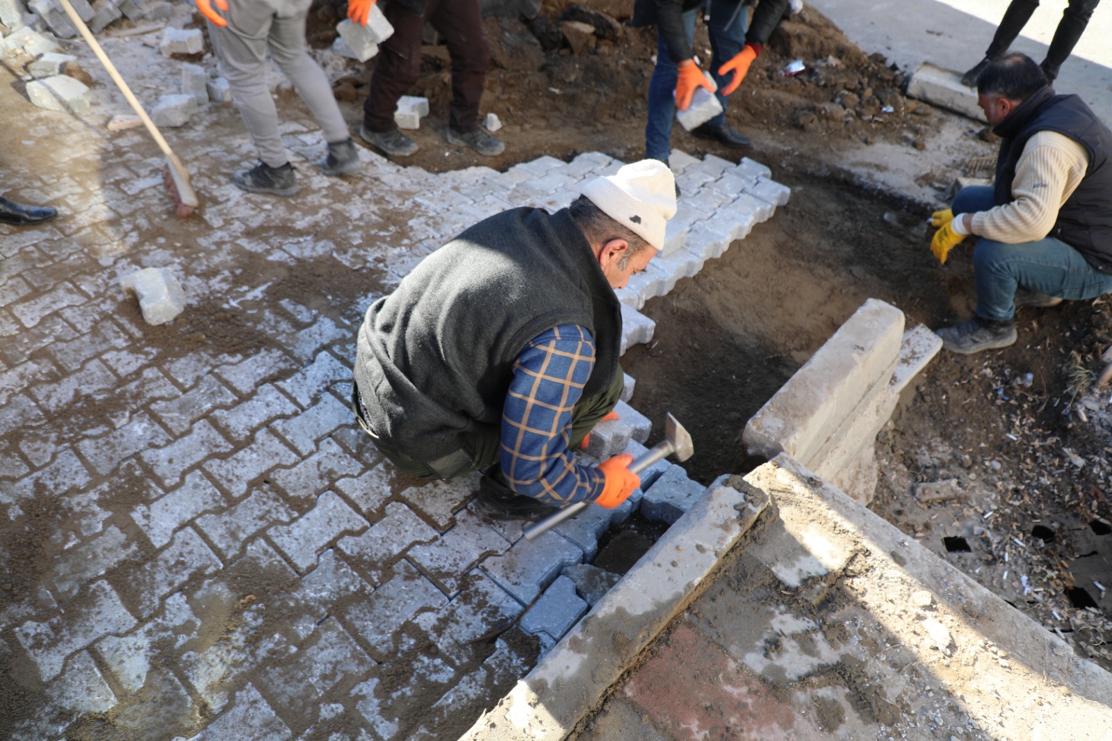 Parke yol bakım onarım çalışmaları devam ediyor