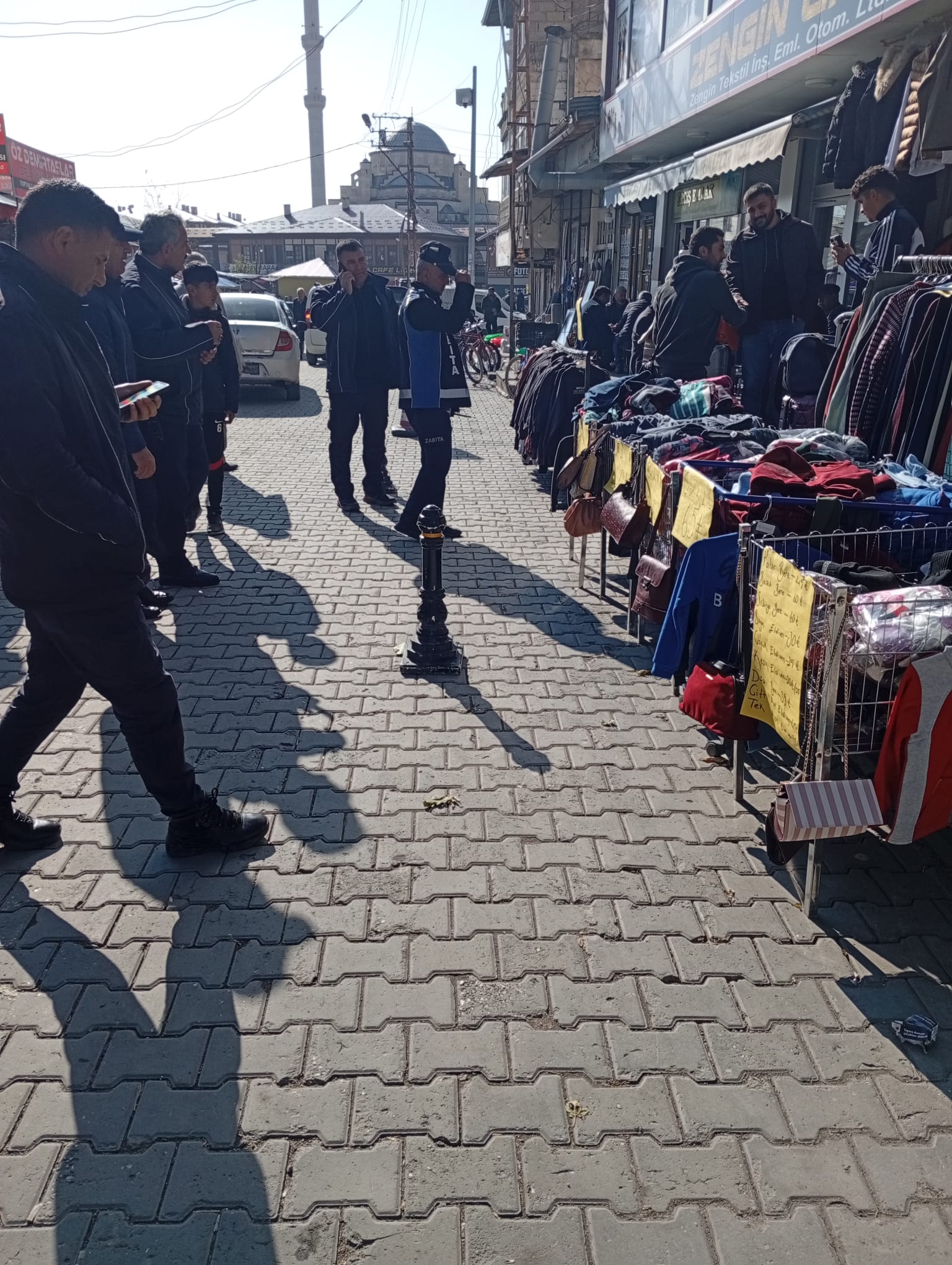 ERCIŞ MUNICIPALITY POLICE TEAMS DO NOT ALLOW SIDEWALK OCCUPATION