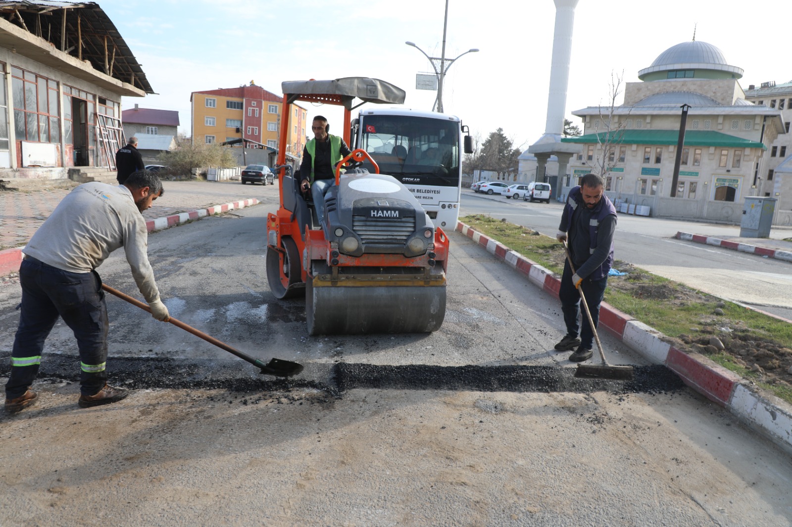 Tîma Karûbarên Fen Asfalt Yama Çalışması Çêkir