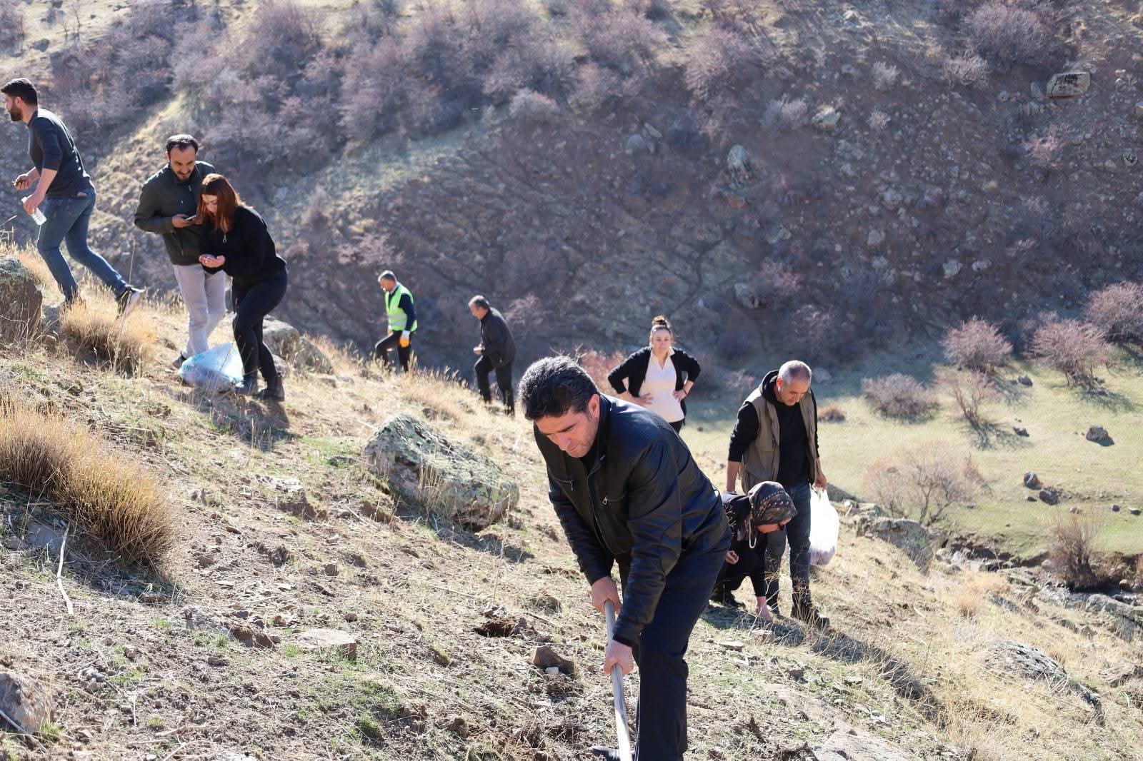 30 Thousand Acorns Meet the Soil in Erciş