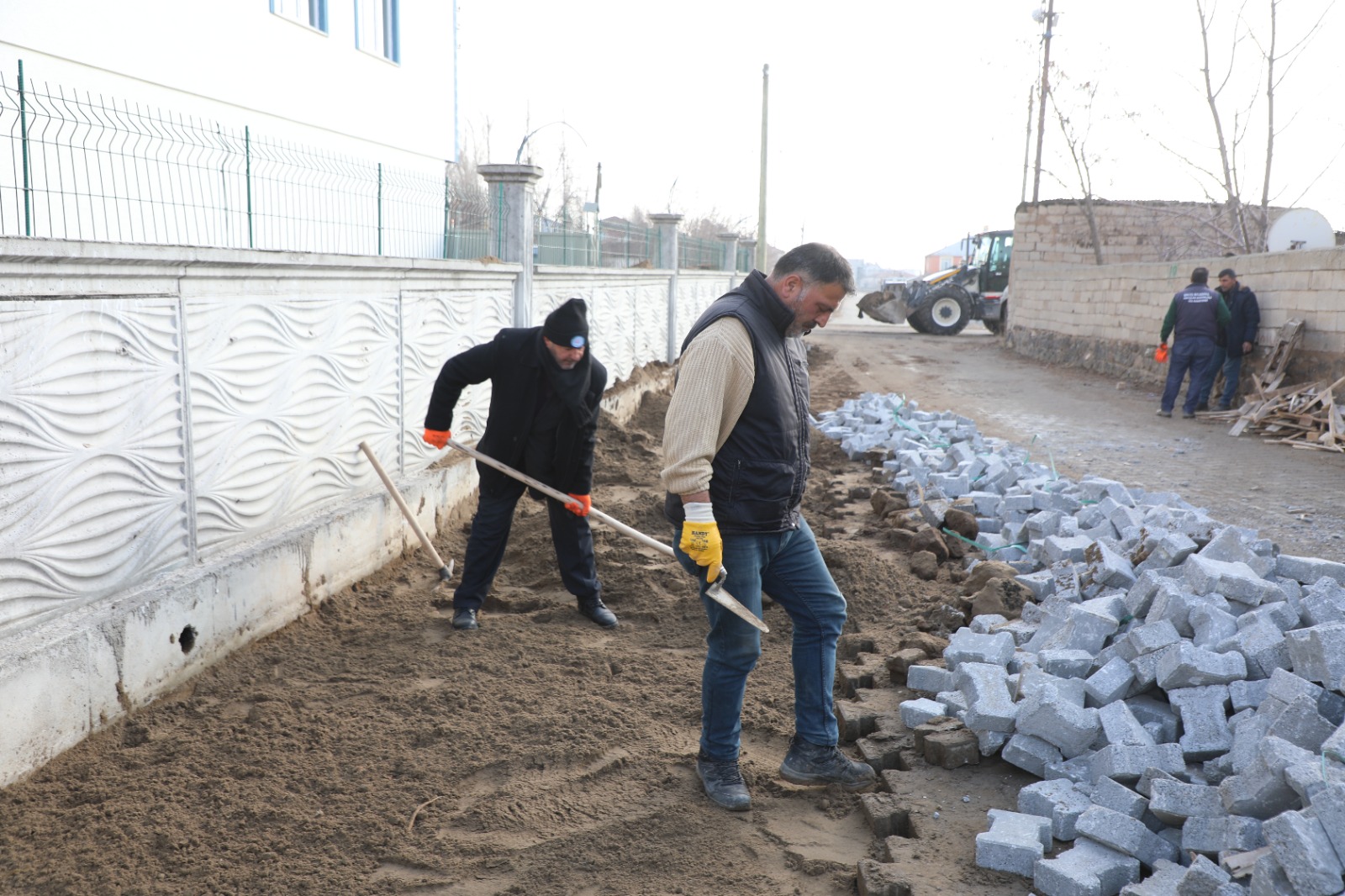 Parke yol bakım onarım çalışmaları devam ediyor