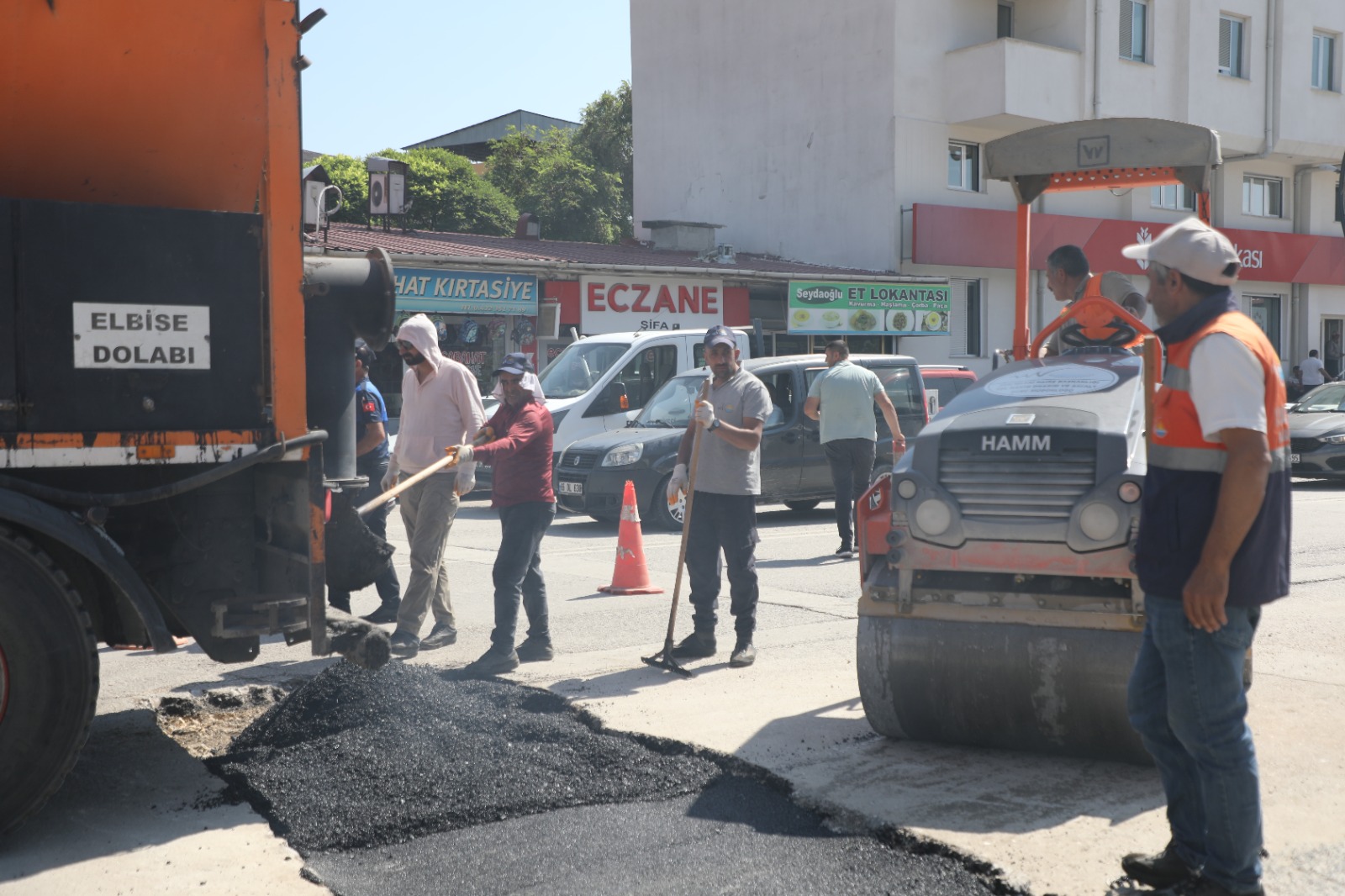 Asfalt yama çalışması devam ediyor